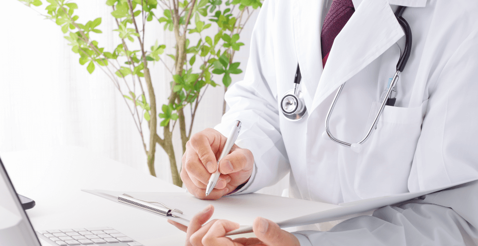 カルテを書くドクター