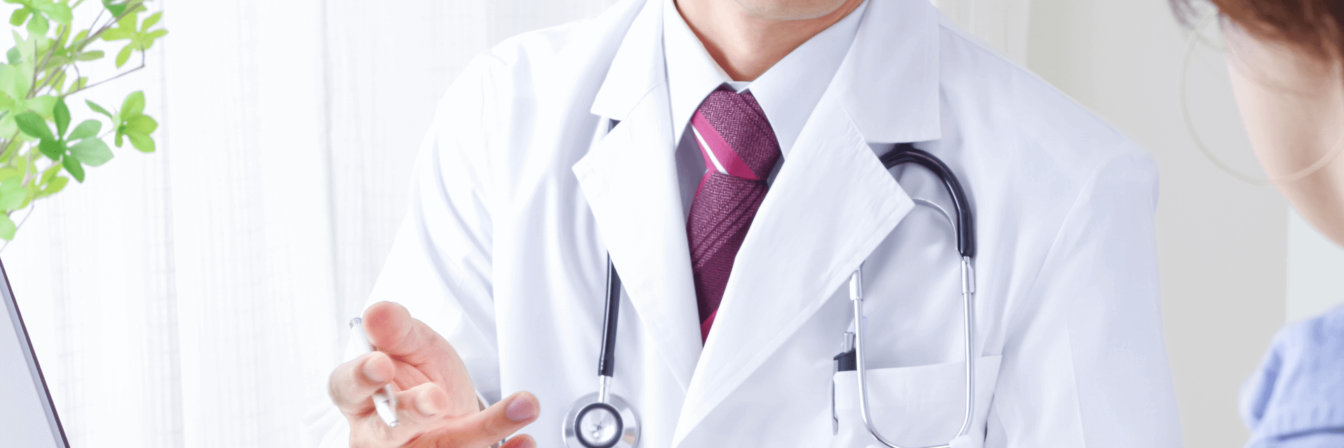 診察をする医師