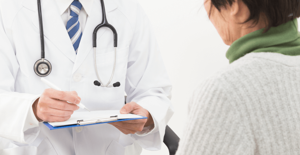 診察中のドクター