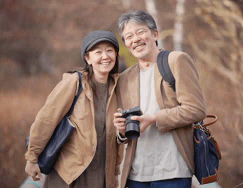 旅行を楽しむ中年夫婦